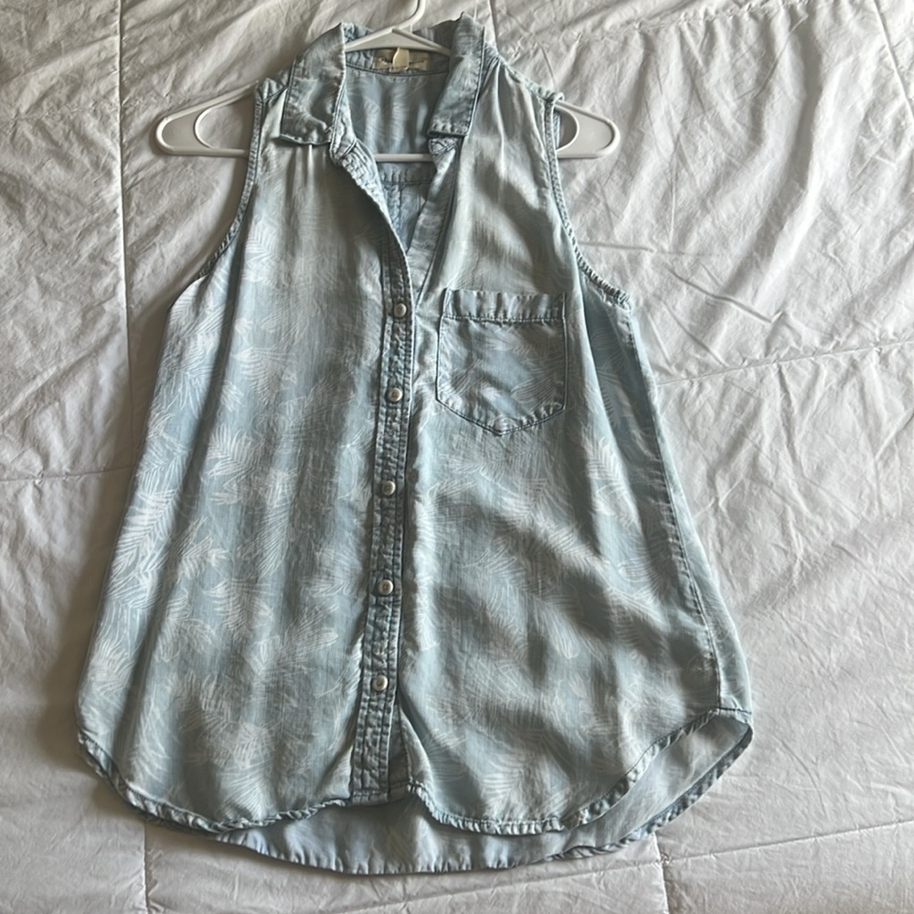 Cloth & Stone sleeveless button down top.